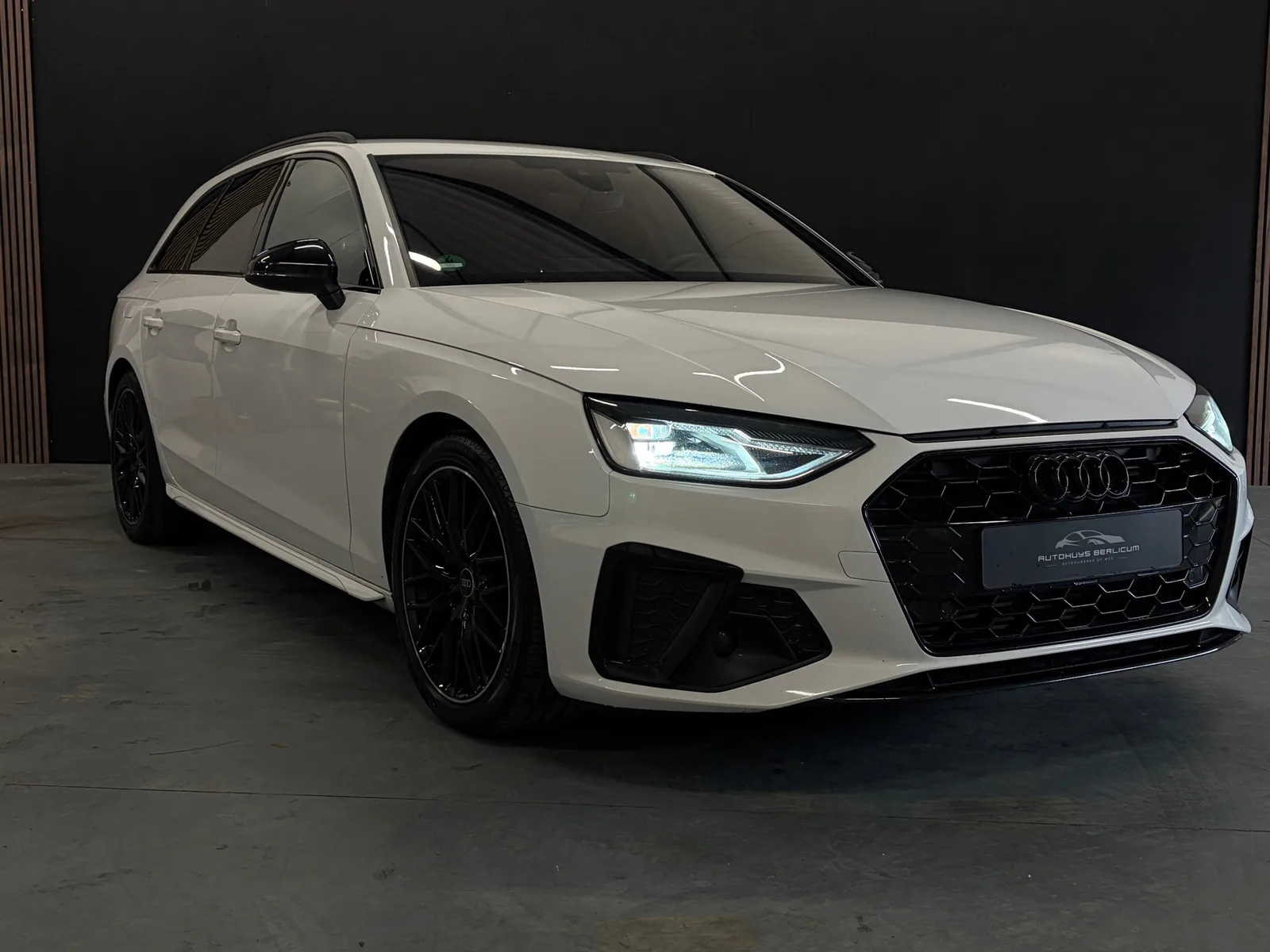Audi A4 (2023) — foto 1