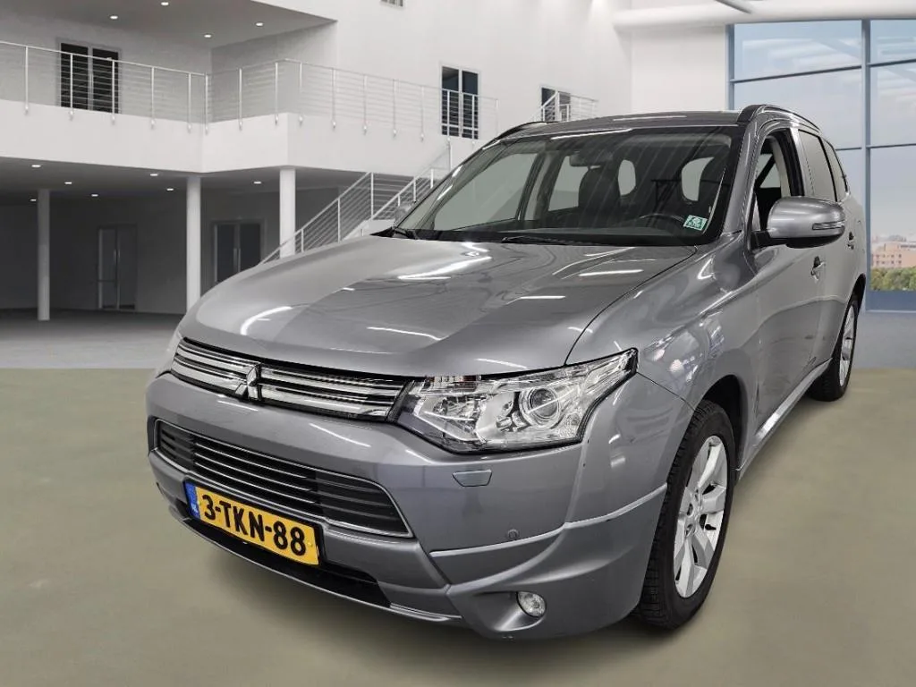 Mitsubishi Outlander (2014) — foto 1