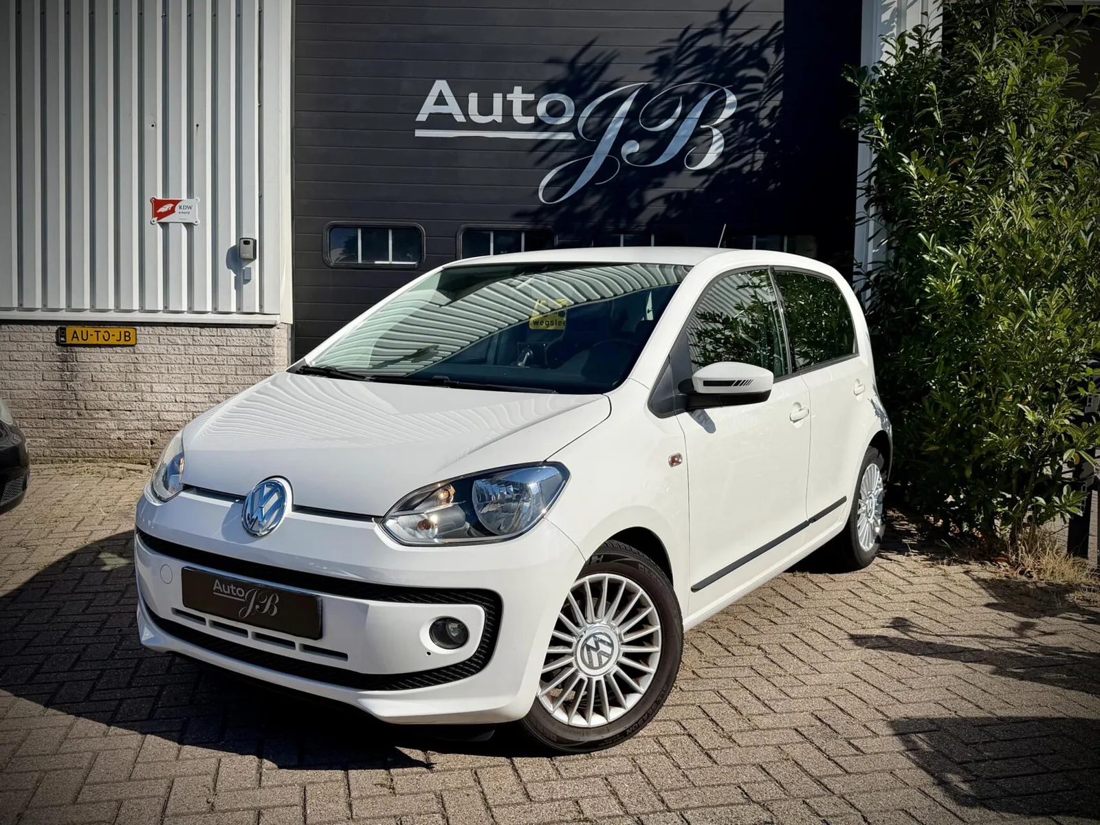 Volkswagen Up! (2015) — foto 1