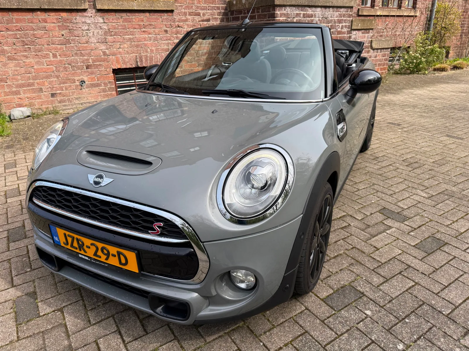 MINI Cabrio (2017) — foto 1
