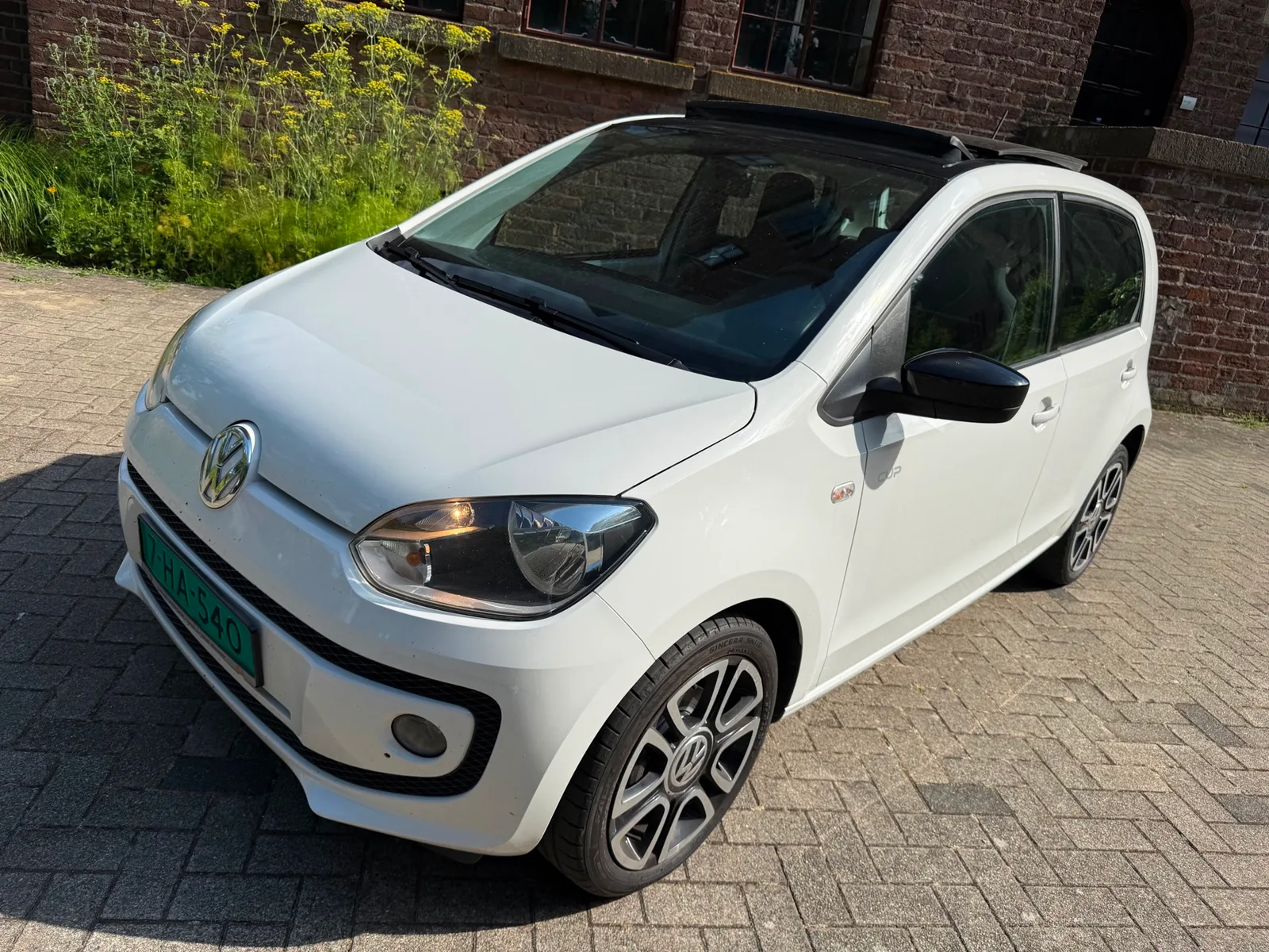 Volkswagen Up! (2014) — foto 1