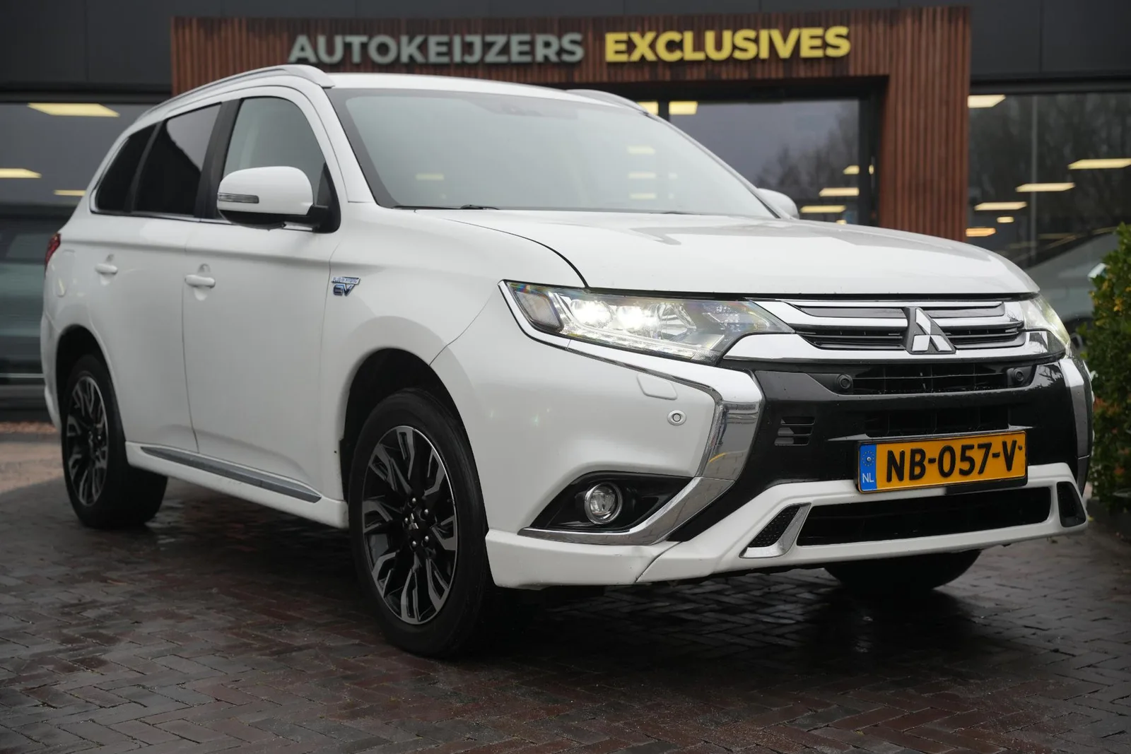 Mitsubishi Outlander (2016) — foto 1