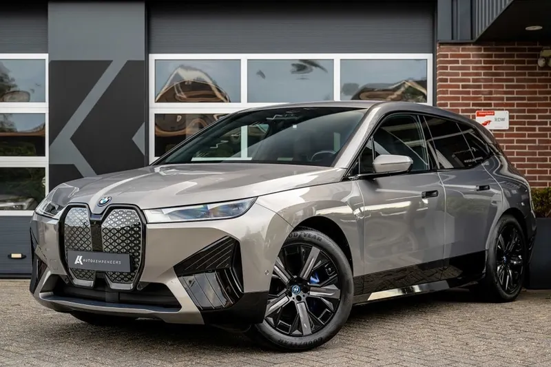 BMW iX (2023)