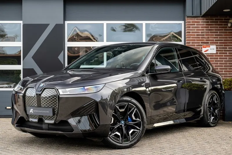 BMW iX (2023)