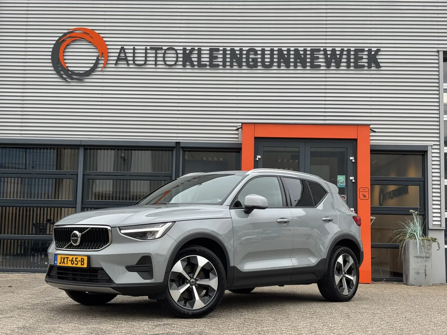 Volvo XC40 (2024) — foto 1