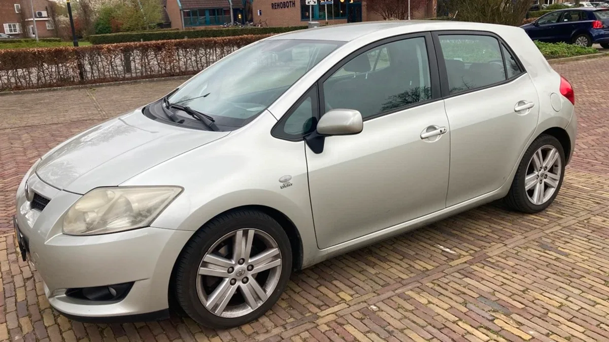 Toyota Auris (2010) — foto 1
