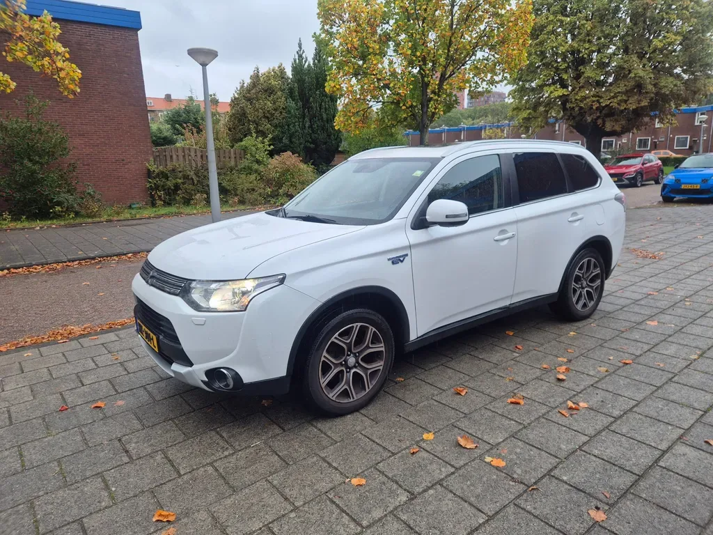 Mitsubishi Outlander (2015) — foto 1