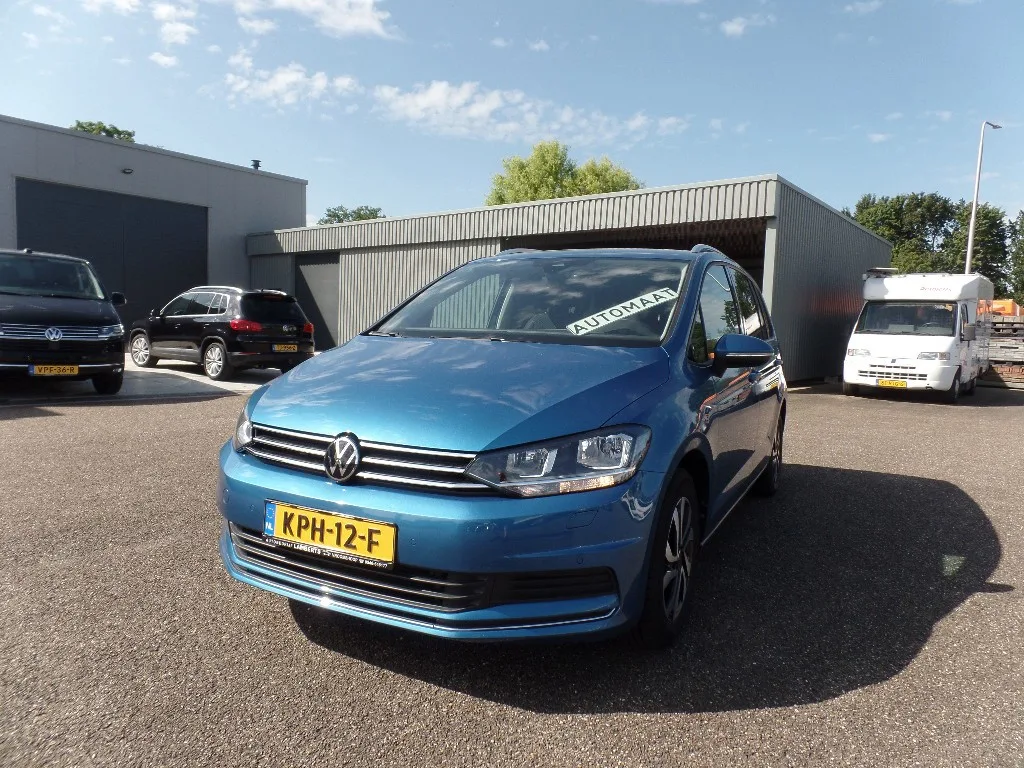 Volkswagen Touran (2023) — foto 1