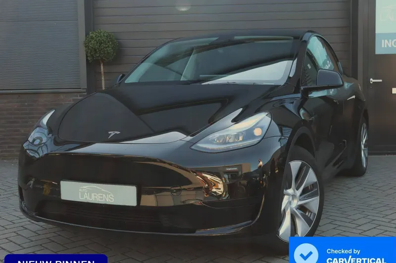 Tesla Model Y (2024)