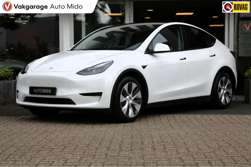 Tesla Model Y (2023)