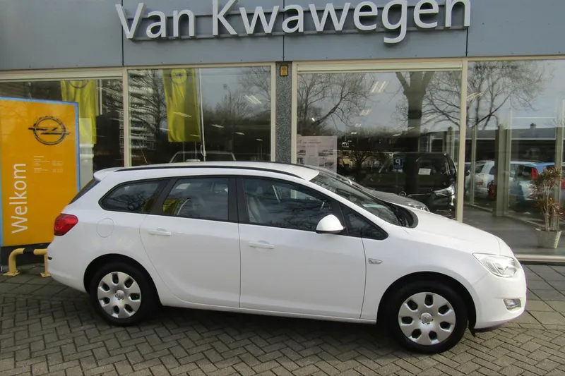 Opel Astra (2011)