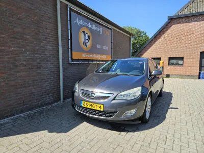 Opel Astra (2010) — foto 1