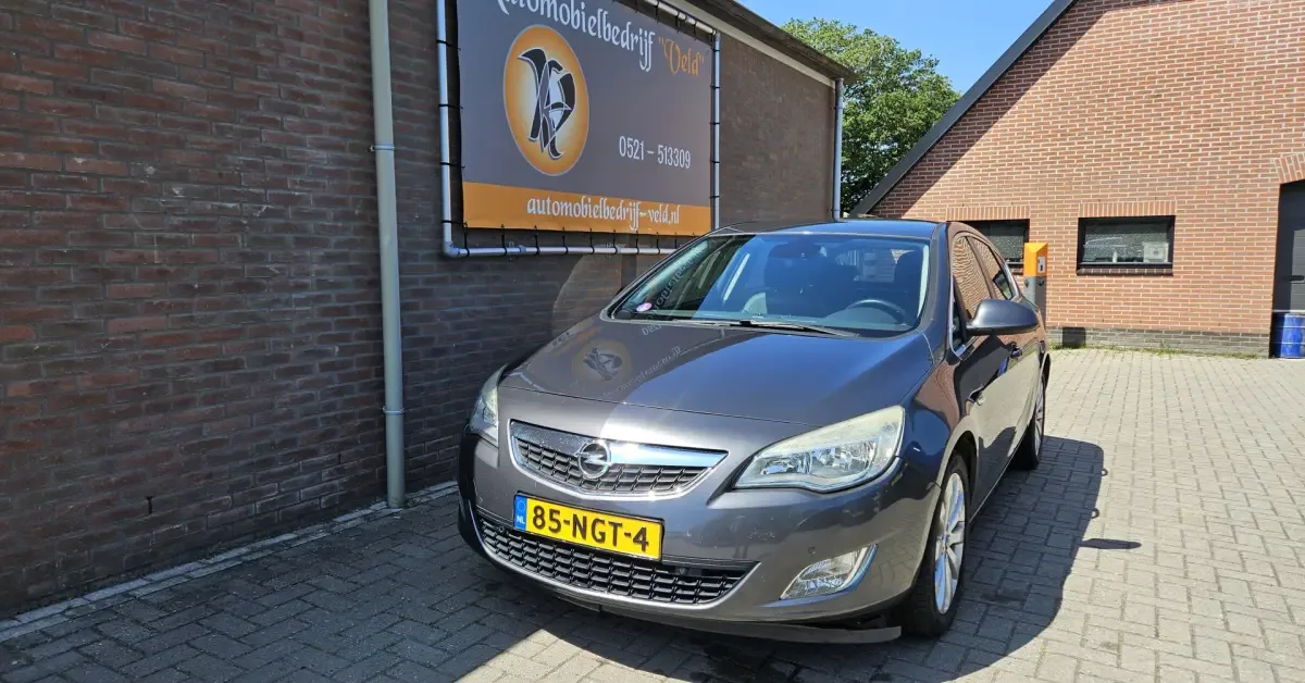 Opel Astra (2010) — foto 1