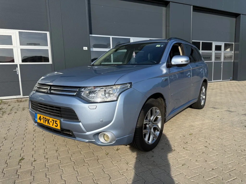 Mitsubishi Outlander (2014) — foto 1