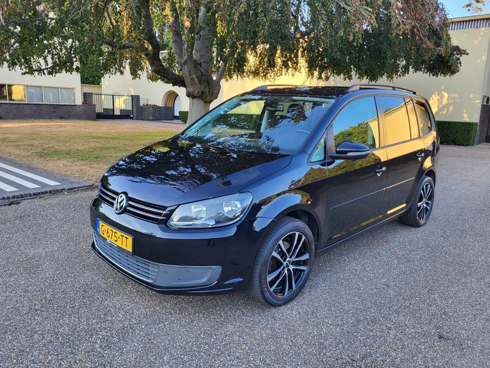 Volkswagen Touran (2011) — foto 1