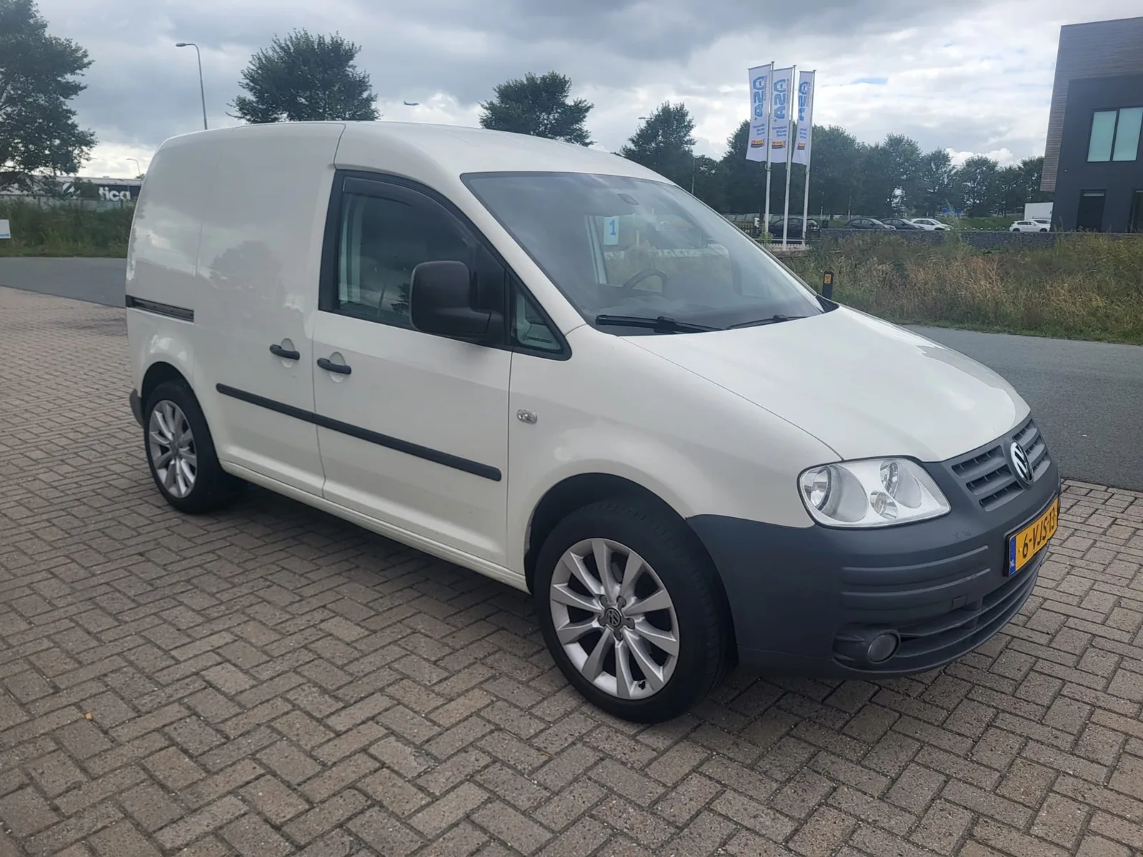 Volkswagen Caddy (2010) — foto 1