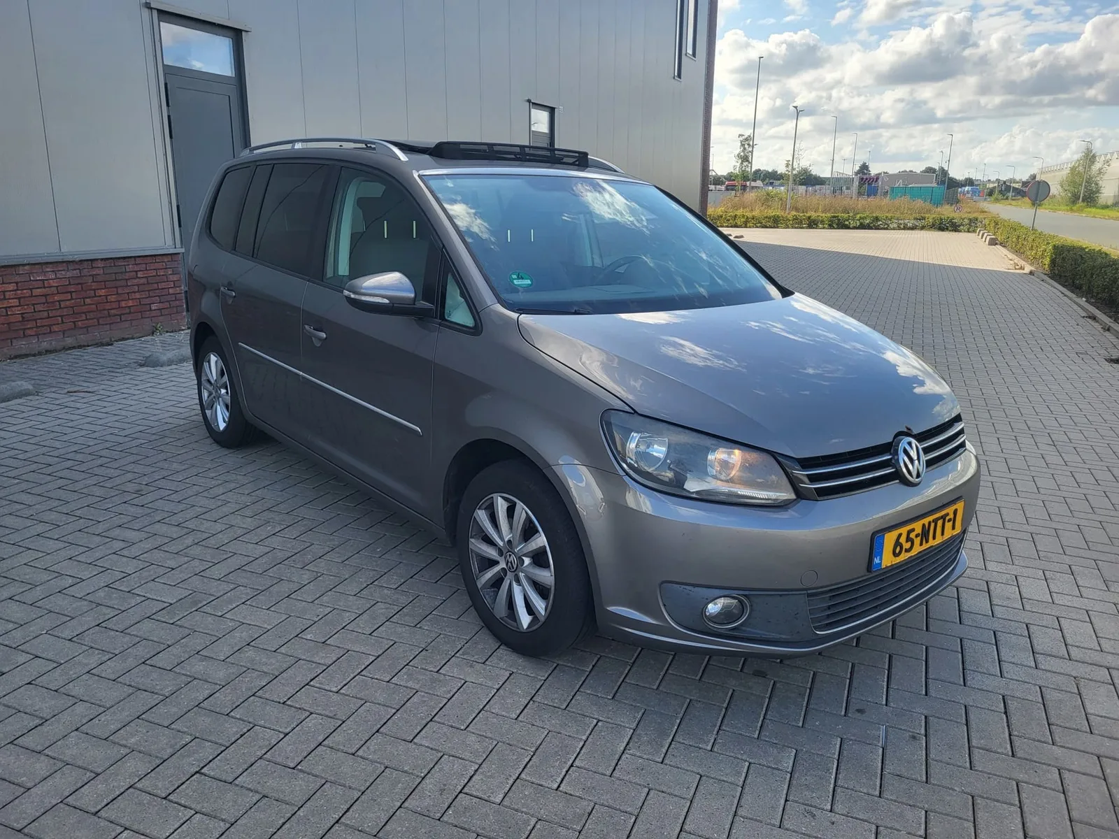 Volkswagen Touran (2010) — foto 1
