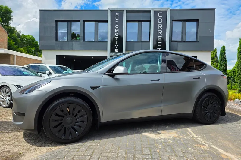 Tesla Model Y (2023)