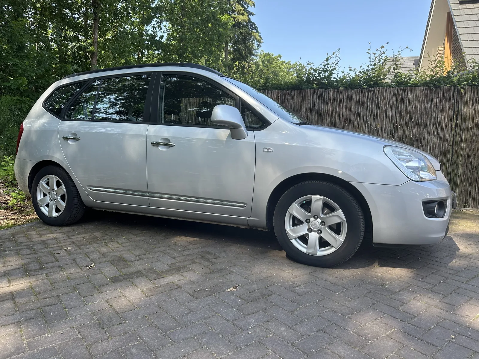 Kia Carens (2008) — foto 1