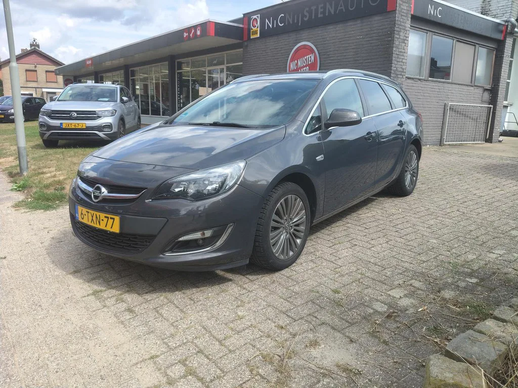 Opel Astra Sports Tourer (2014) — foto 1