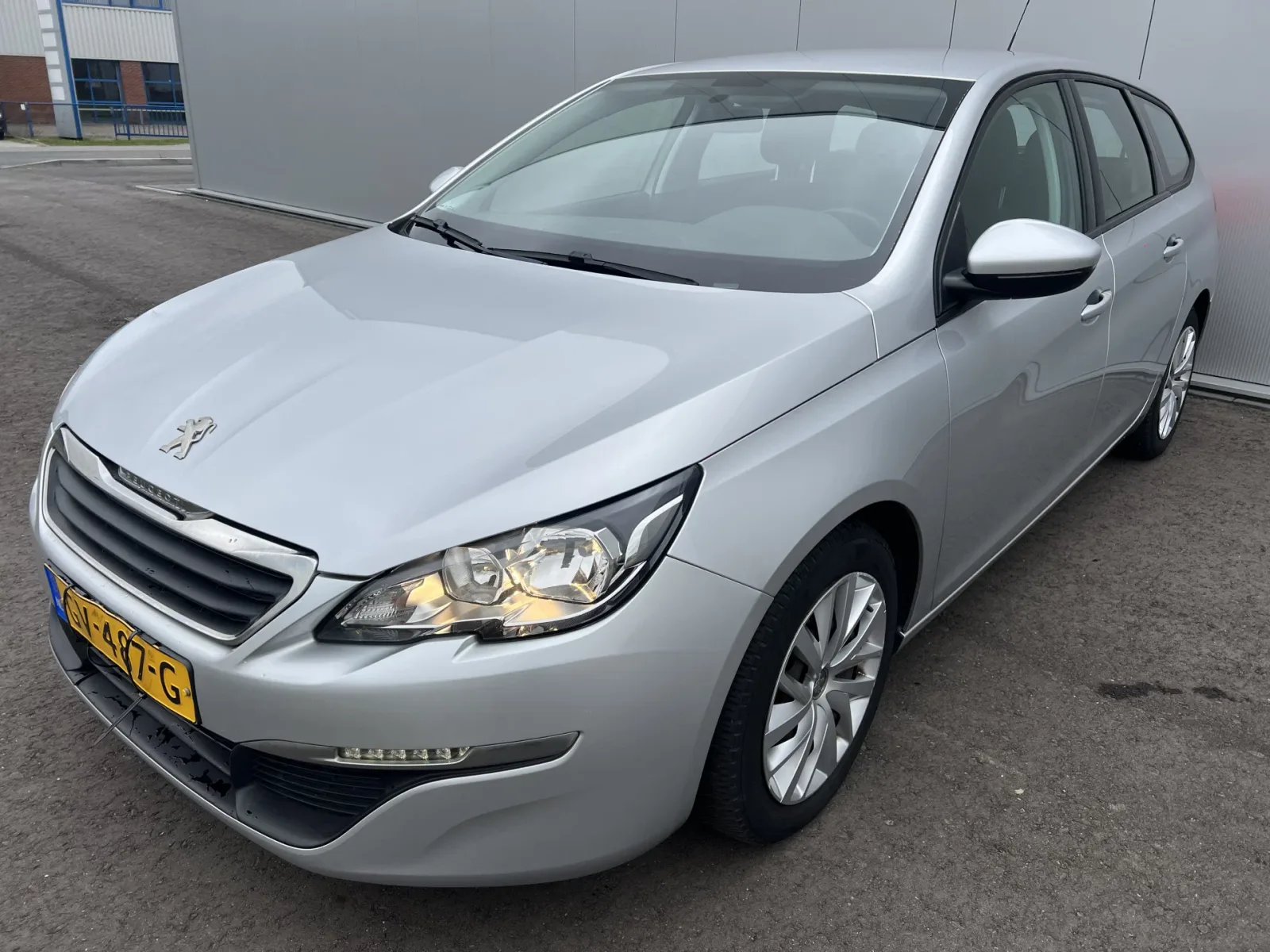 Peugeot 308 (2015) — foto 1