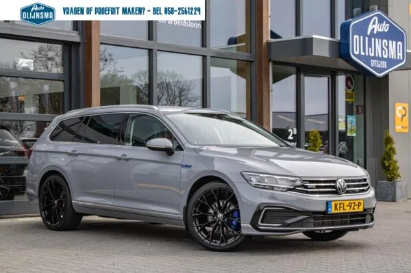 Volkswagen Passat (2023) — foto 1