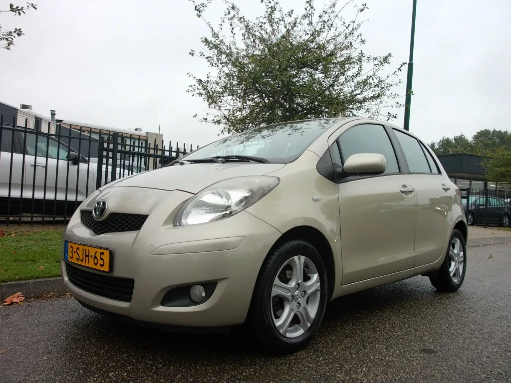 Toyota Yaris (2011) — foto 1