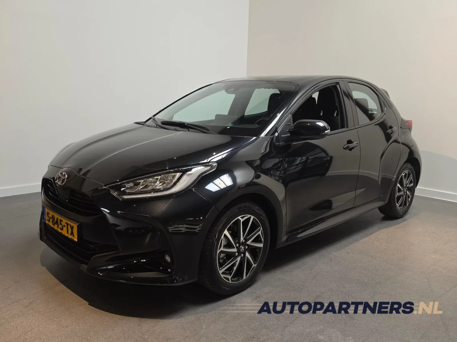 Toyota Yaris (2023) — foto 1