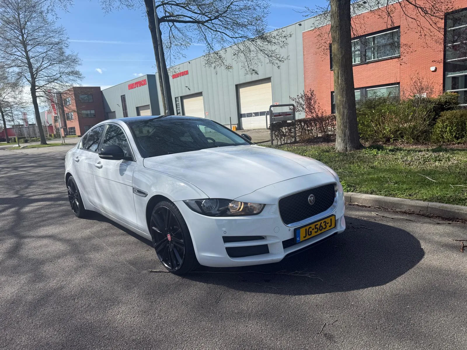 Jaguar XE (2016) — foto 1