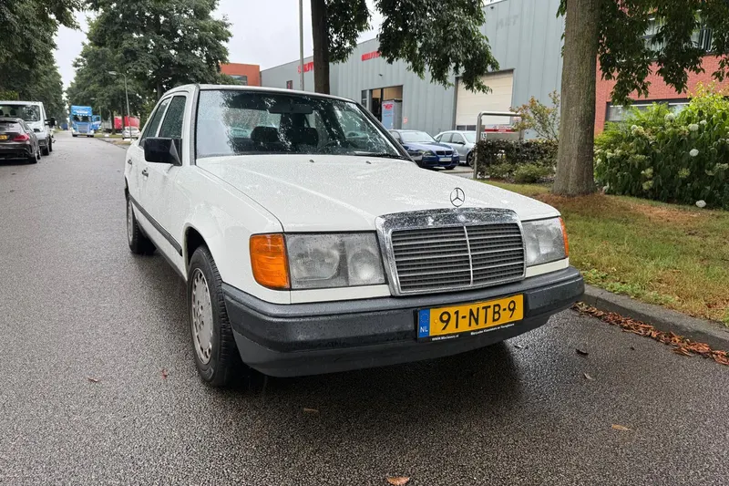 Mercedes-Benz 200-500 (1985)