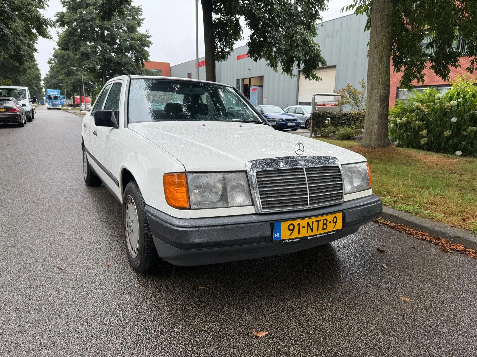 Mercedes-Benz 200-500 (1985) — foto 1