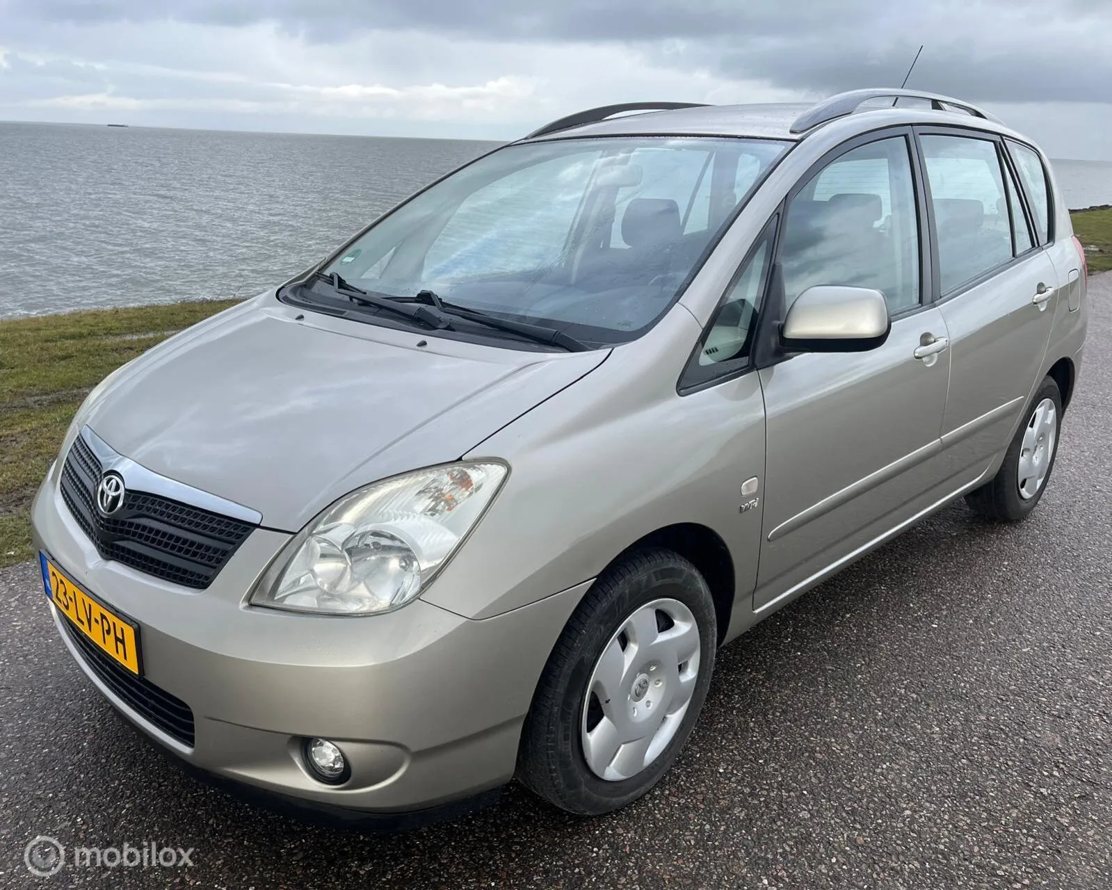 Toyota Corolla Verso (2003) — foto 1