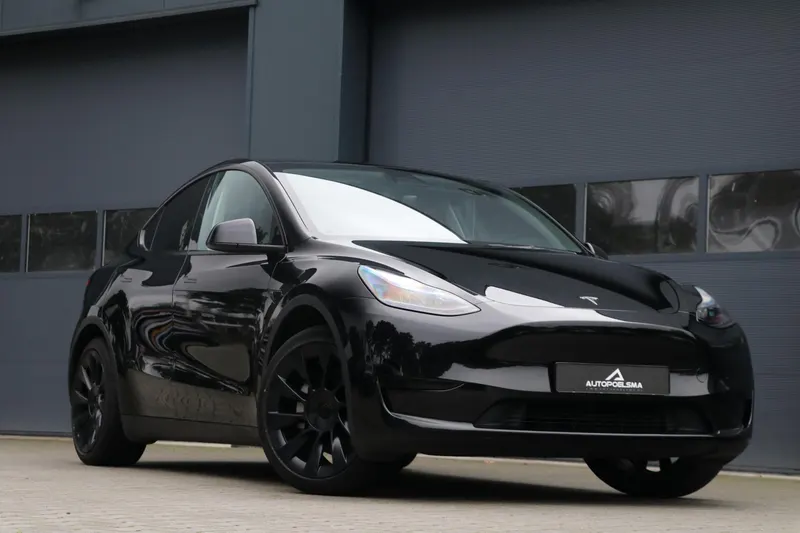 Tesla Model Y (2023)