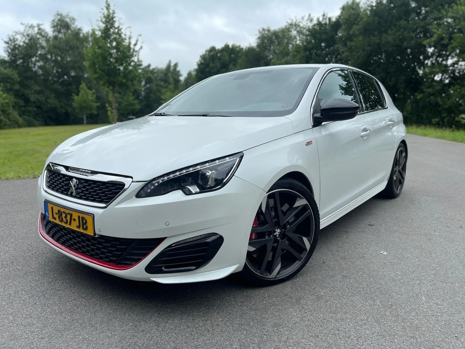 Peugeot 308 (2015) — foto 1