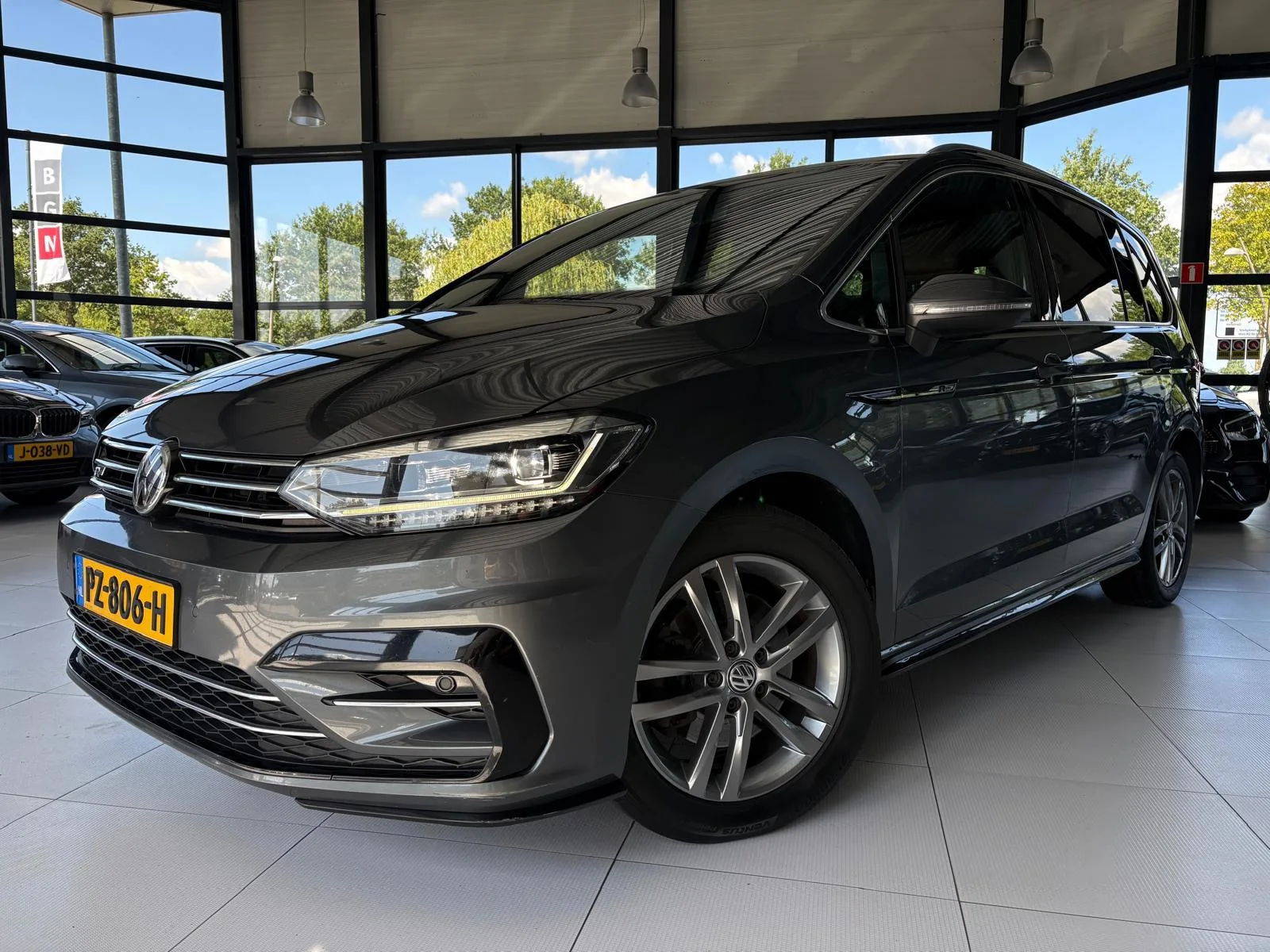 Volkswagen Touran (2017) — foto 1