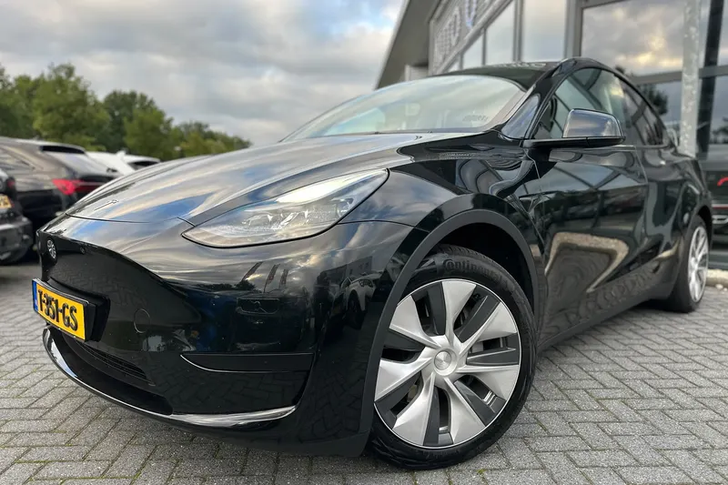 Tesla Model Y (2023)