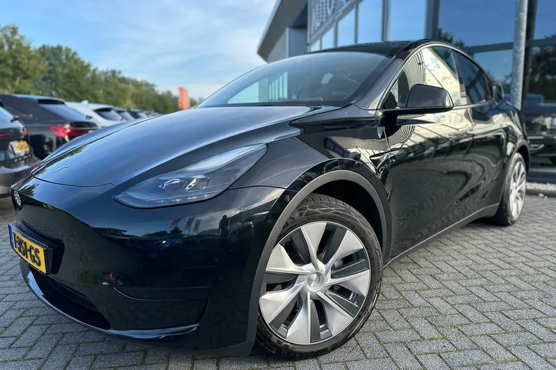 Tesla Model Y (2023)