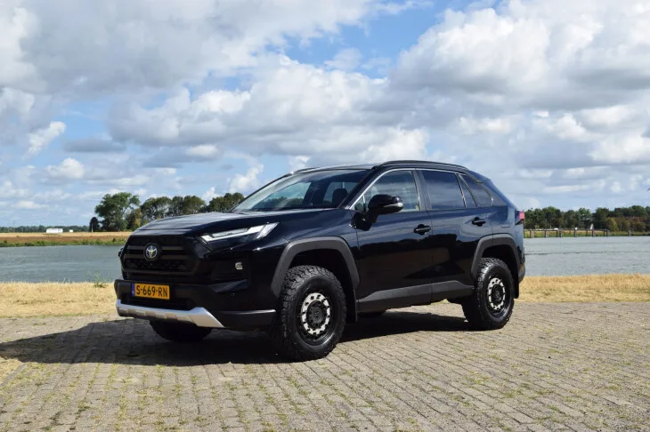 Toyota RAV4 (2022) — foto 1