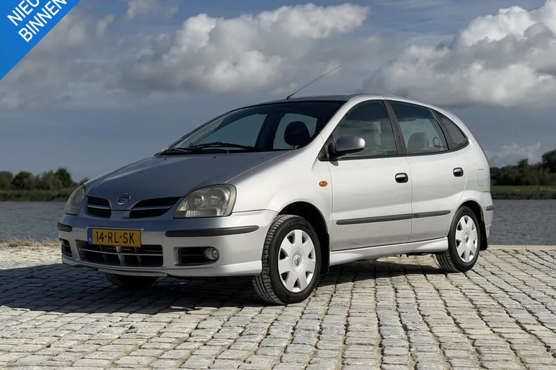 Nissan Almera Tino (2005)