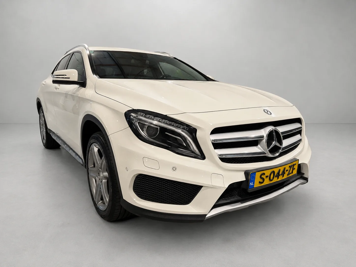 Mercedes-Benz GLA (2015) — foto 1