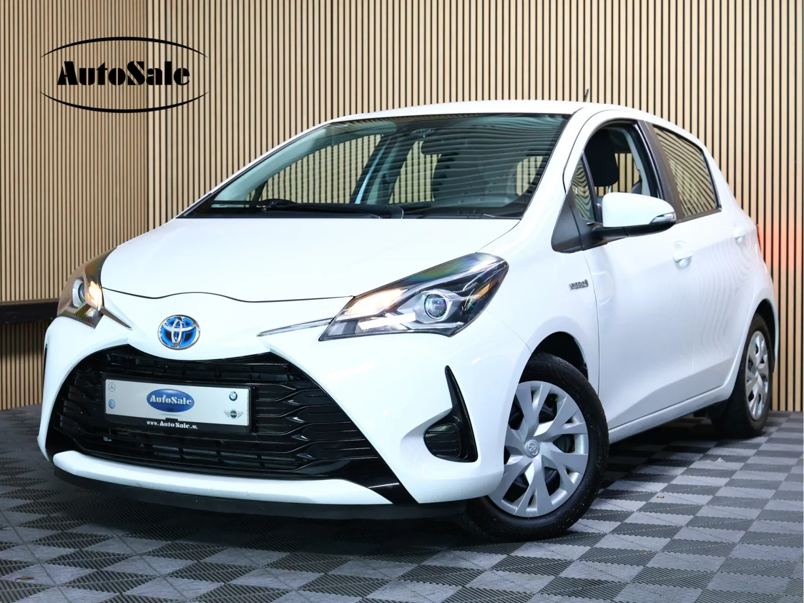 Toyota Yaris (2017) — foto 1
