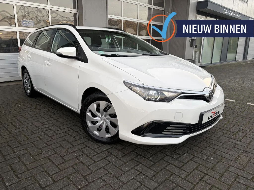 Toyota Auris (2016) — foto 1