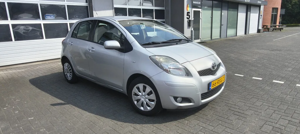 Toyota Yaris (2011) — foto 1