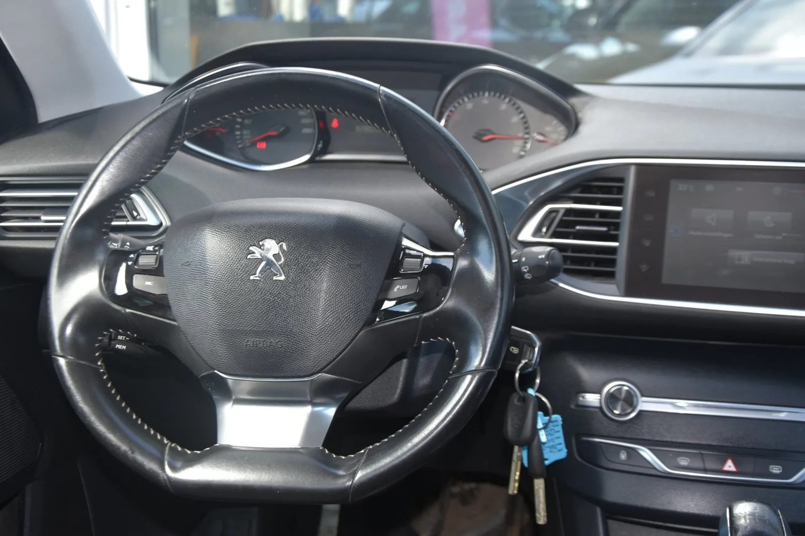 Peugeot 308 (2016) — foto 1