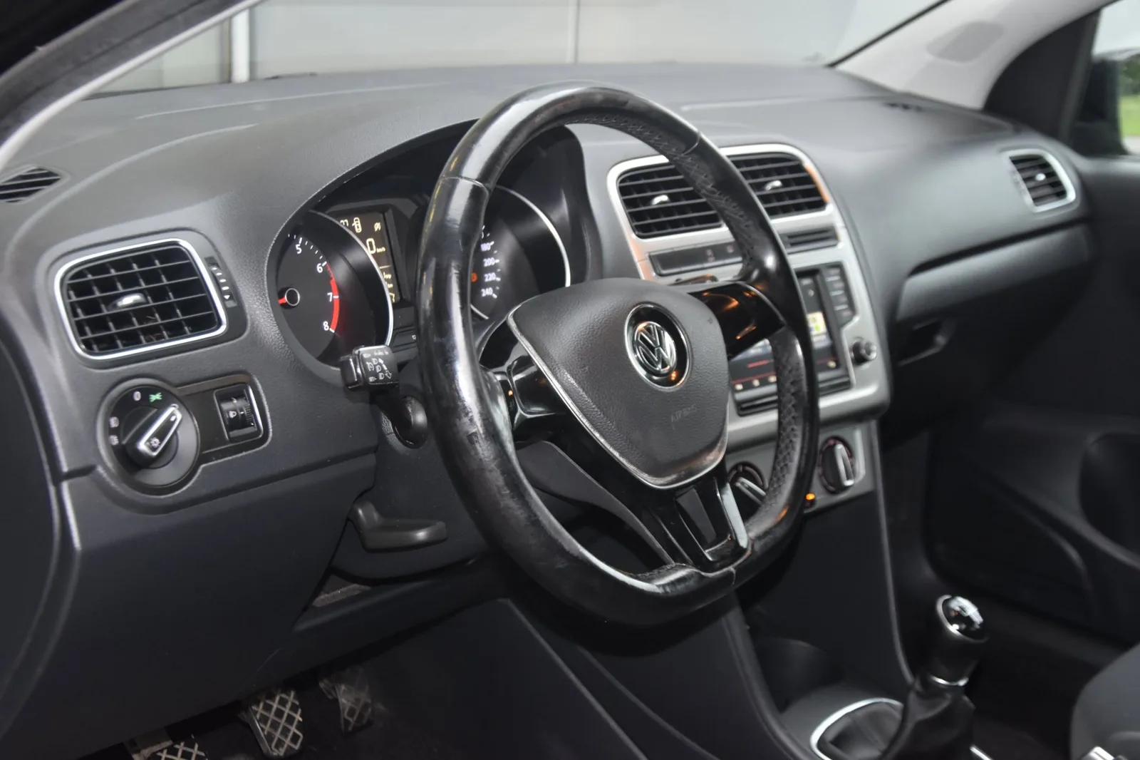 Volkswagen Polo (2016) — foto 1