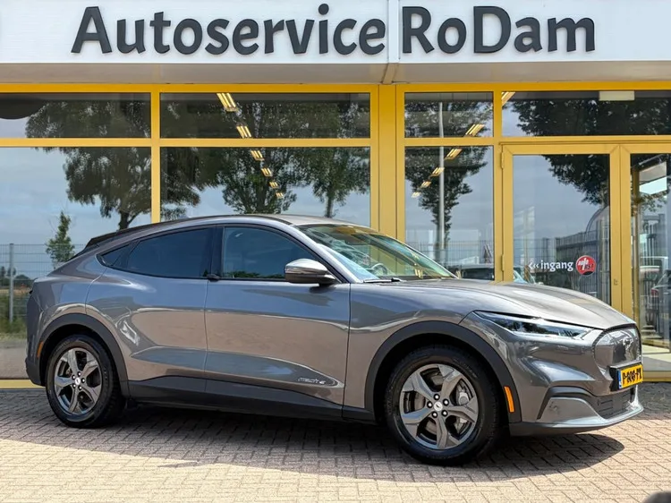 Ford Mustang Mach-E (2020) — foto 1