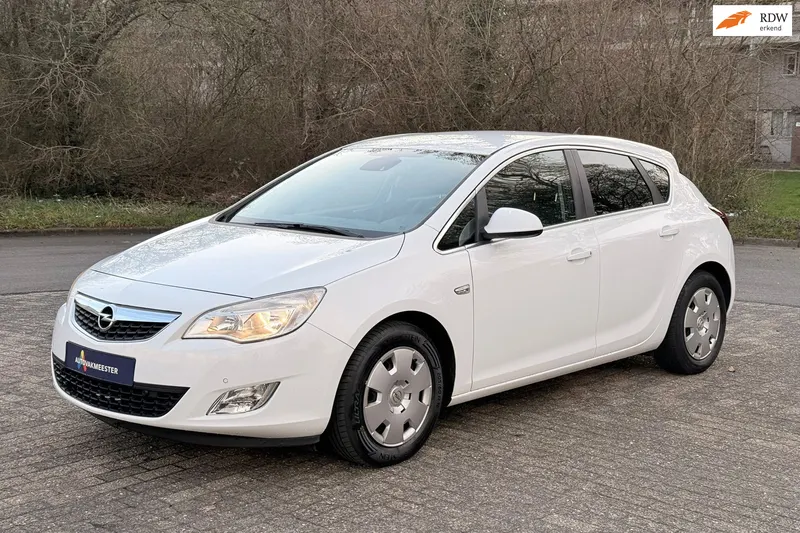 Opel Astra (2011)