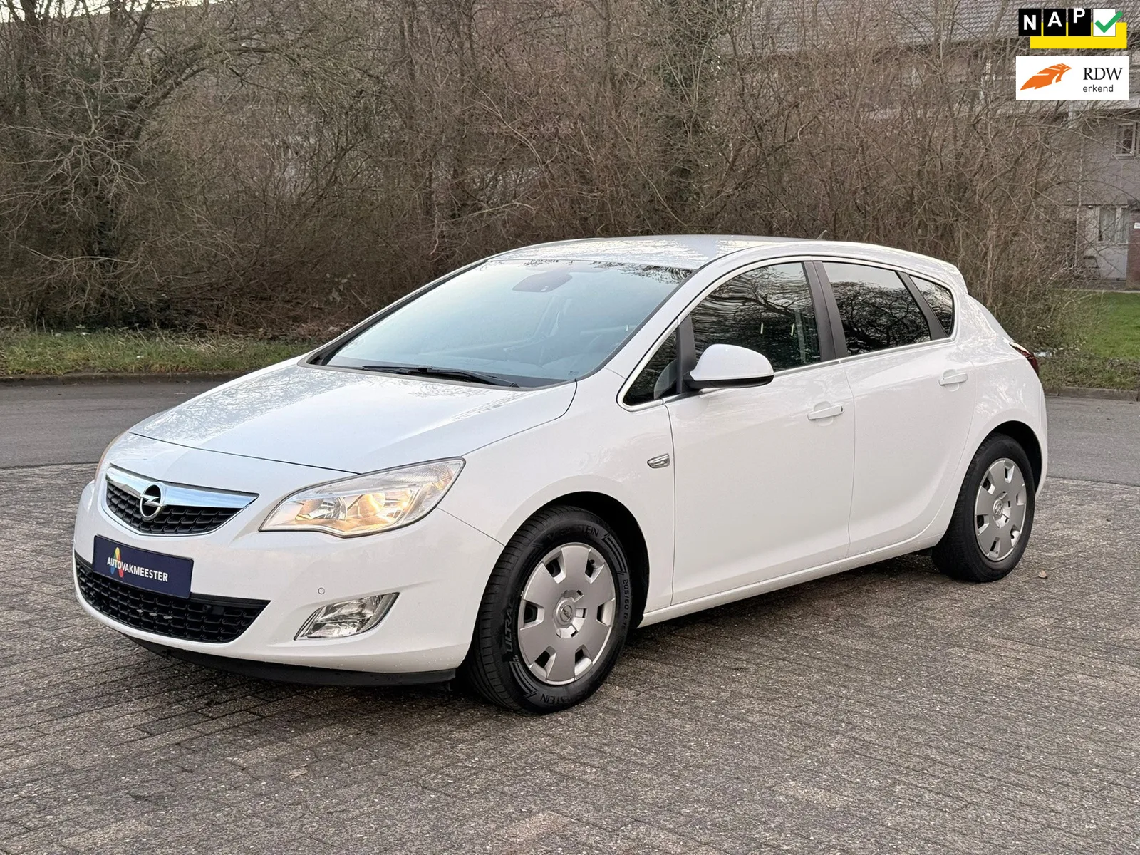 Opel Astra (2011) — foto 1