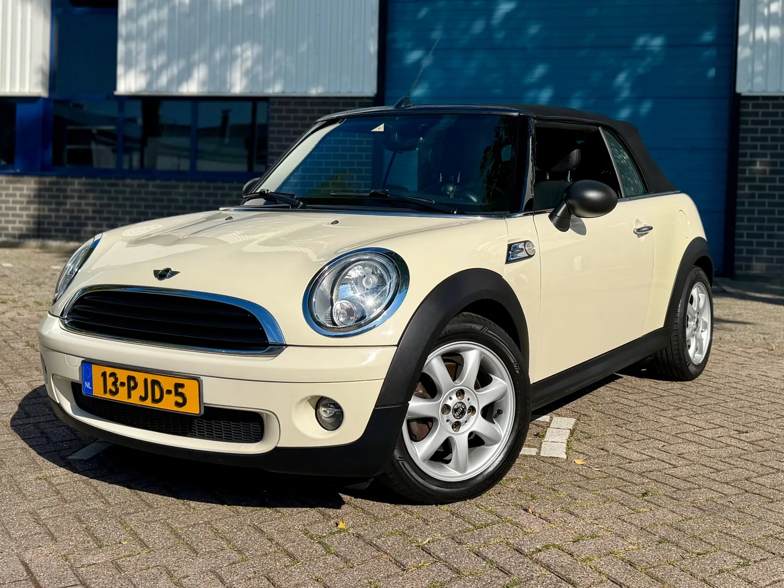 MINI Cabrio (2011) — foto 1