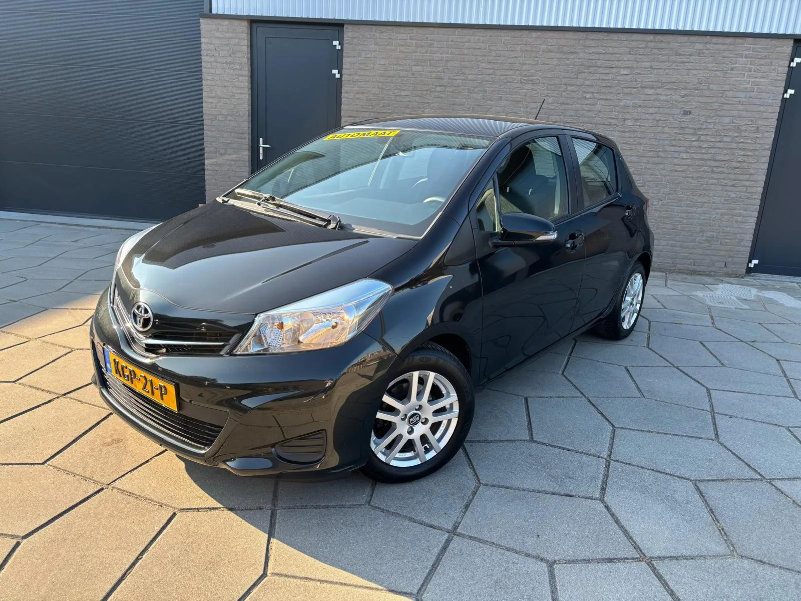 Toyota Yaris (2012) — foto 1